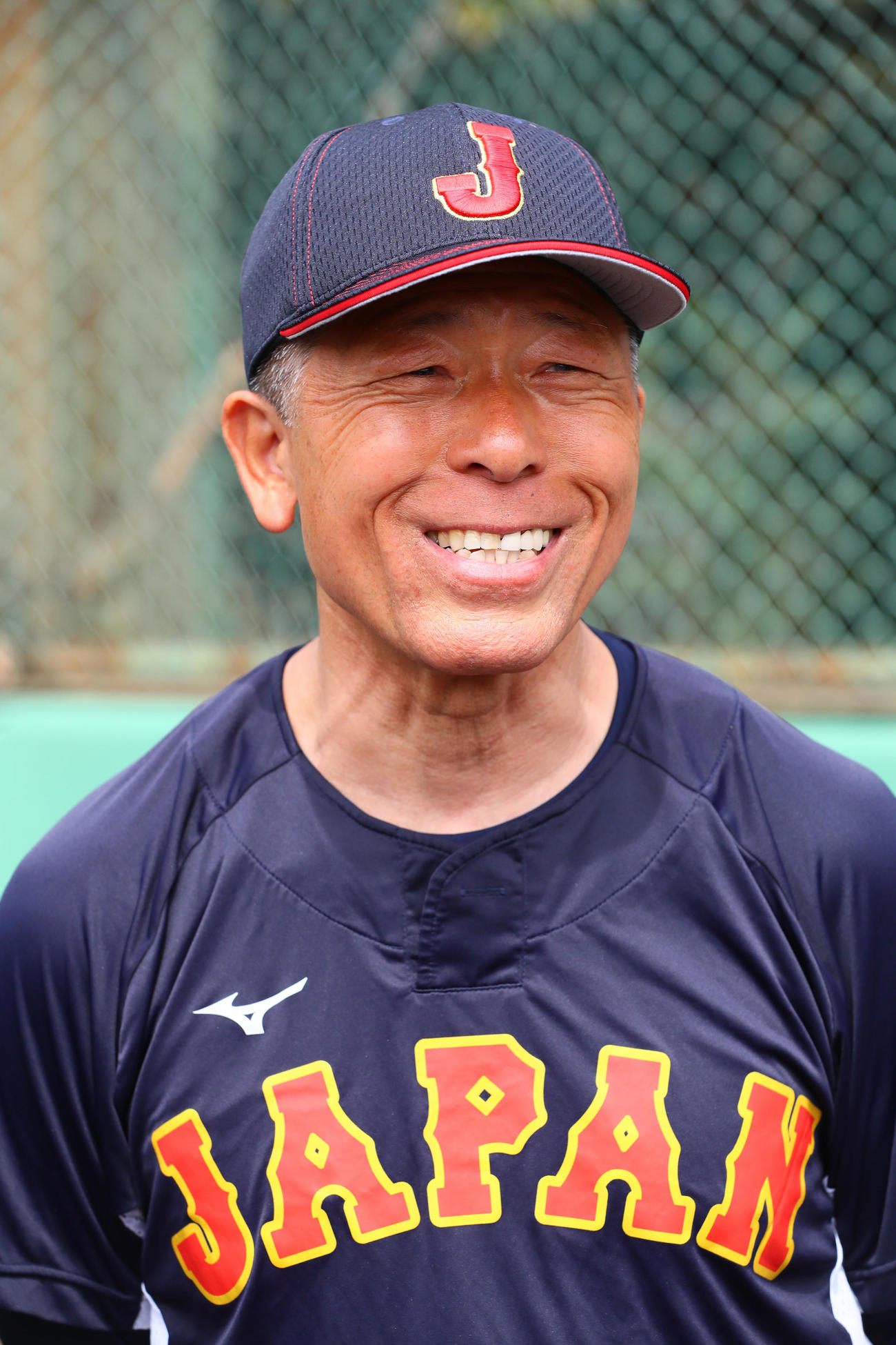 強化合宿を終え笑顔で話すU18日本代表・小倉監督（撮影・上山淳一）