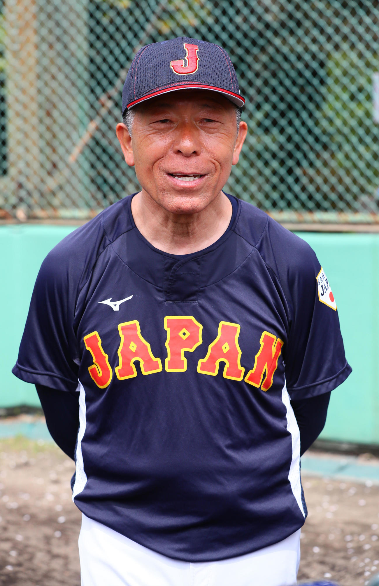 強化合宿を終え笑顔で話すU18日本代表・小倉監督（撮影・上山淳一）