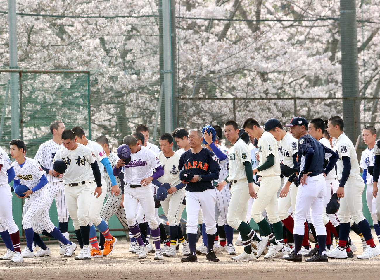 強化合宿でU18日本代表・小倉監督（中央）と選手ら（撮影・上山淳一）