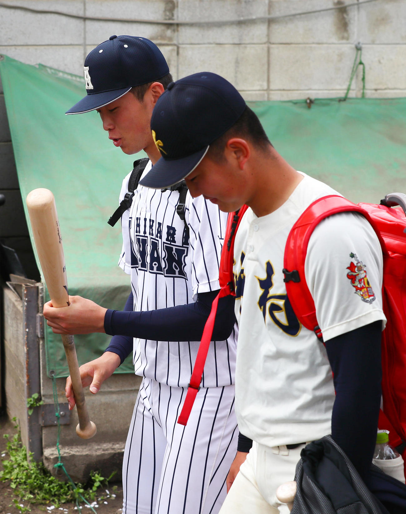 強化合宿を終え引き揚げる阿南光・吉岡（左）と神村学園・正林（撮影・上山淳一）