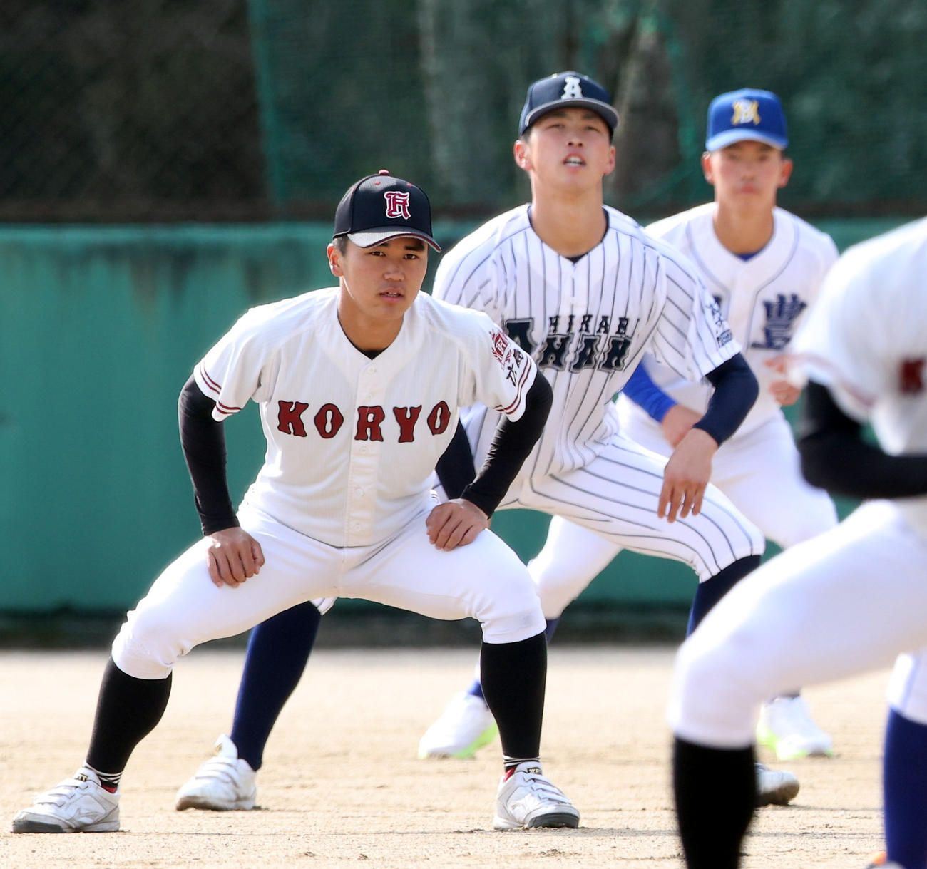 強化合宿に励む広陵・高尾（手前）と阿南光・吉岡（左から2人目）ら（撮影・上山淳一）