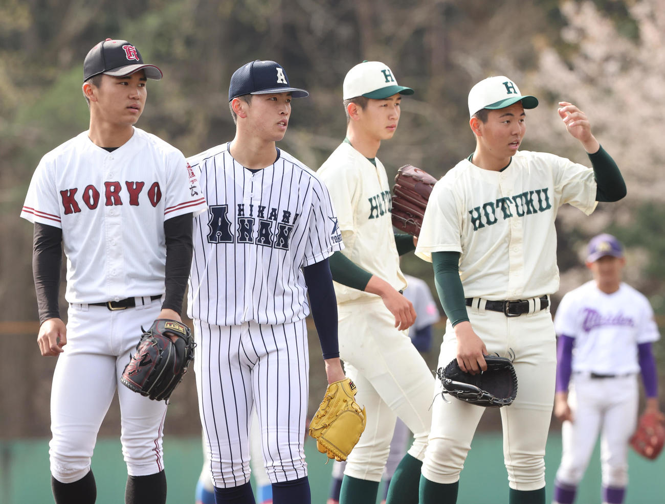 強化合宿に励む、左から広陵・高尾、阿南光・吉岡、報徳学園・今朝丸、報徳学園・間木（撮影・上山淳一）