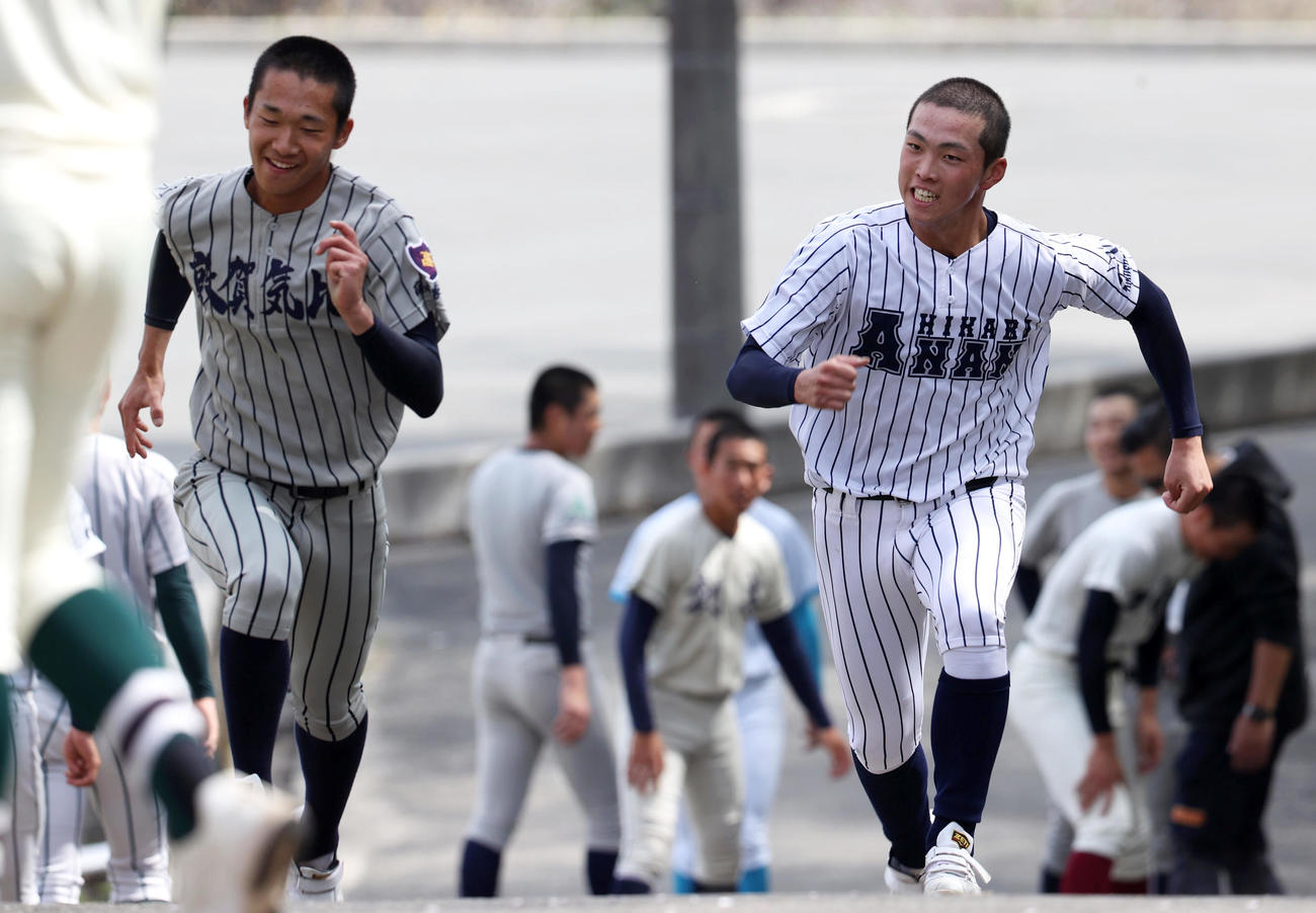 強化合宿に励む敦賀気比・竹下（左）と阿南光・吉岡（撮影・上山淳一）