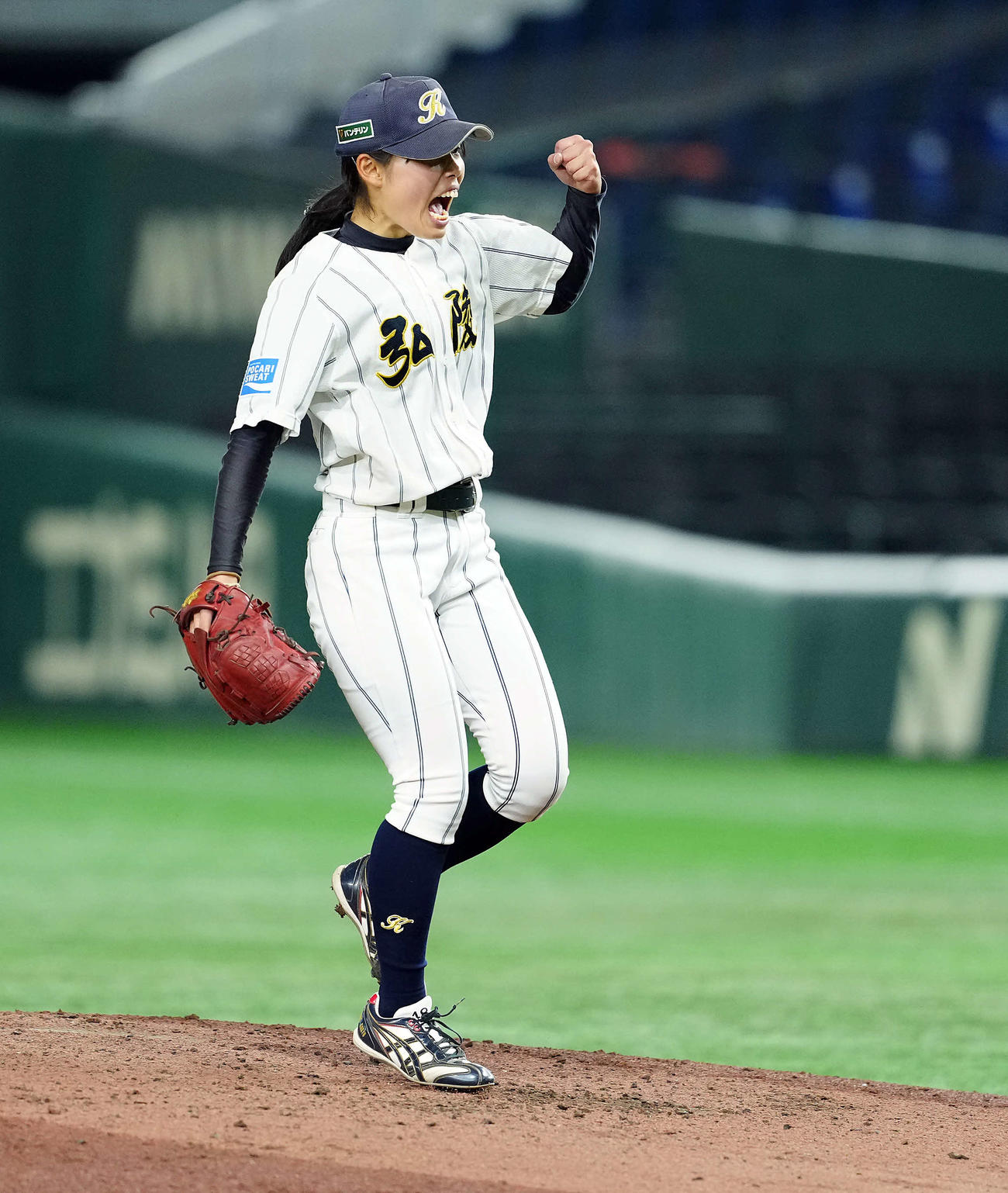 東海大翔洋対神戸弘陵　4回表東海大翔2死三塁、熊切を三振に仕留めガッツポーズを決める伊藤（撮影・たえ見朱実）