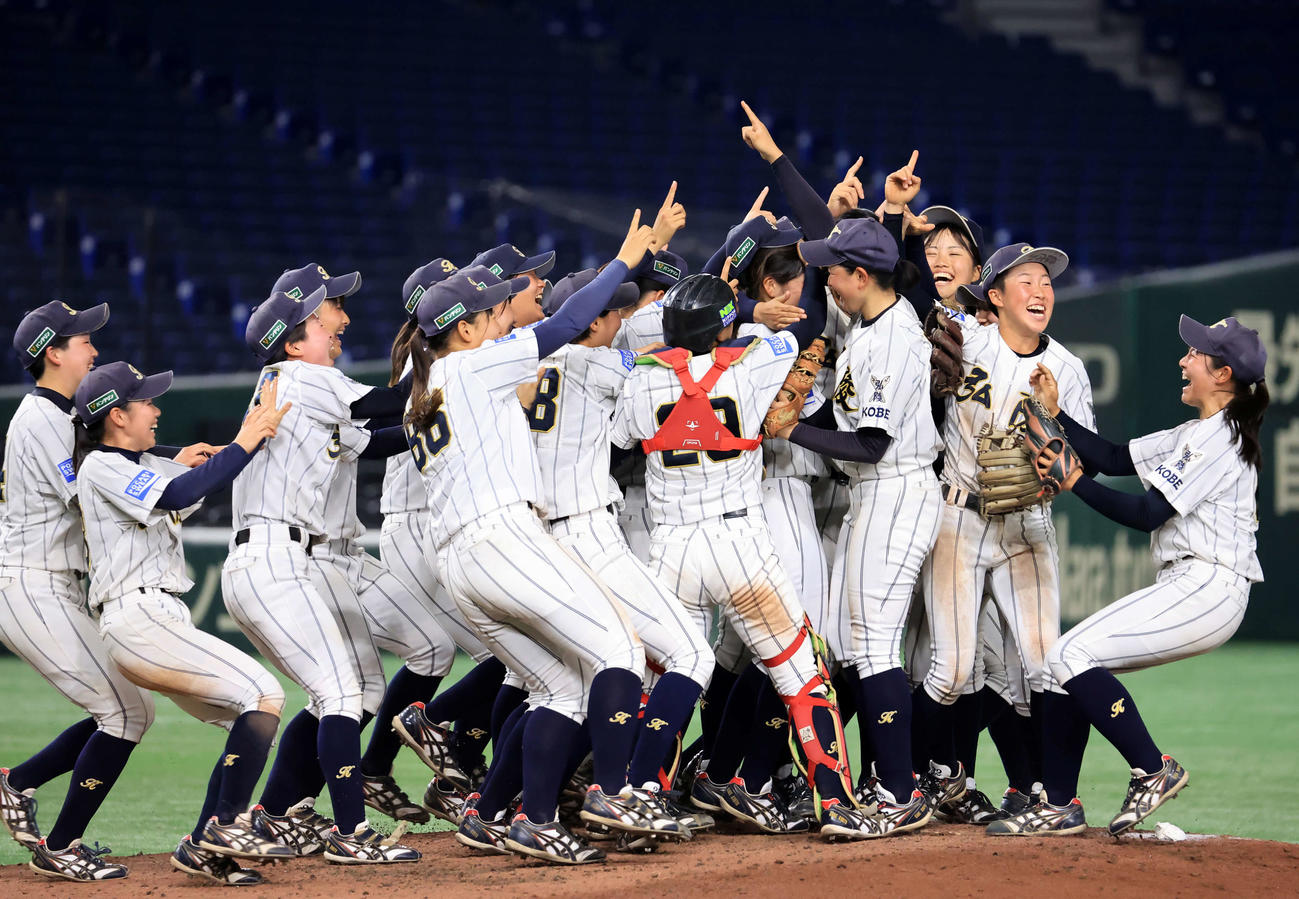 東海大静岡翔洋対神戸弘陵　大勝で優勝を決め、マウンドで喜ぶ神戸弘陵の選手たち（撮影・浅見桂子）