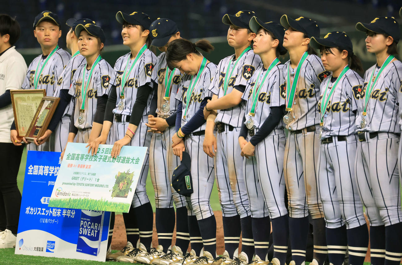 東海大静岡翔洋対神戸弘陵　優勝ならず、悔しそうに銀メダルを見る東海大静岡翔洋の選手たち（撮影・浅見桂子）