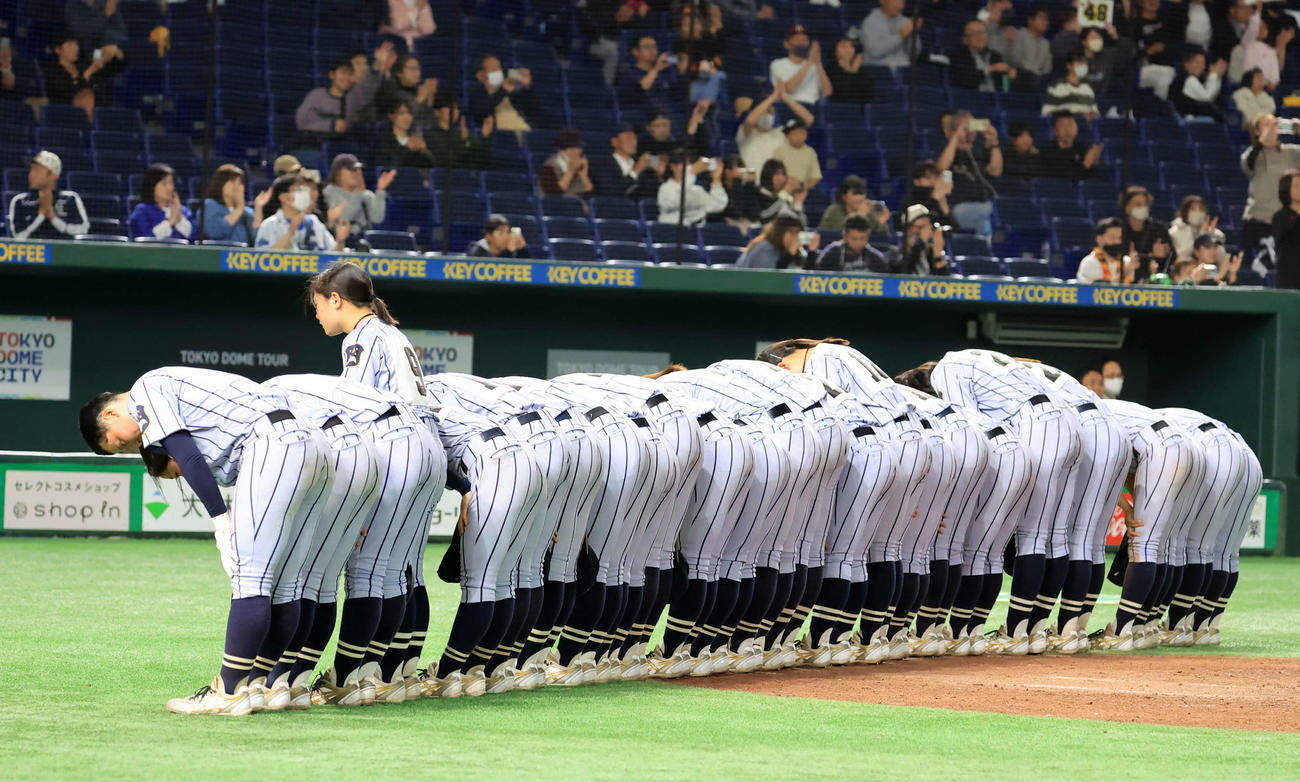 東海大静岡翔洋対神戸弘陵　1－9で敗れ、一礼する東海大静岡翔洋の選手たち（撮影・浅見桂子）