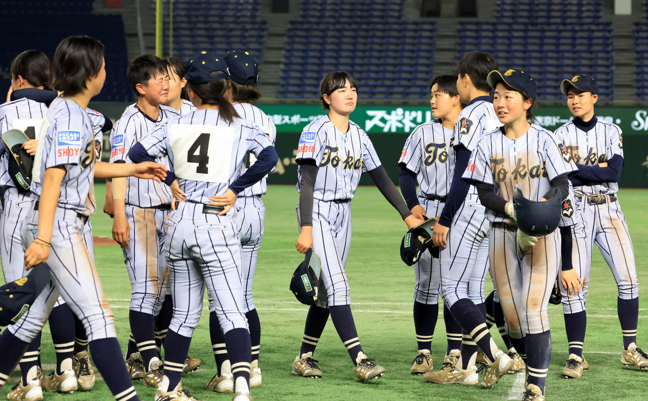 東海大静岡翔洋対神戸弘陵　1－9で敗れ、がっくりの東海大静岡翔洋の選手たち（撮影・浅見桂子）