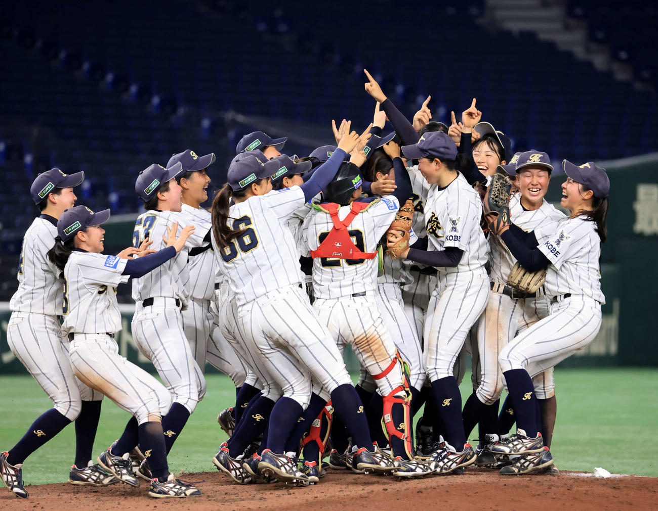 東海大静岡翔洋対神戸弘陵　大勝で優勝を決め、マウンドで喜ぶ神戸弘陵の選手たち（撮影・浅見桂子）