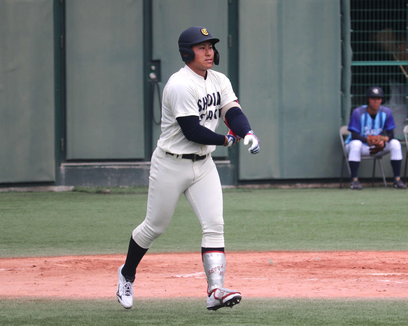 第2打席に死球が直撃した大商大・渡部
