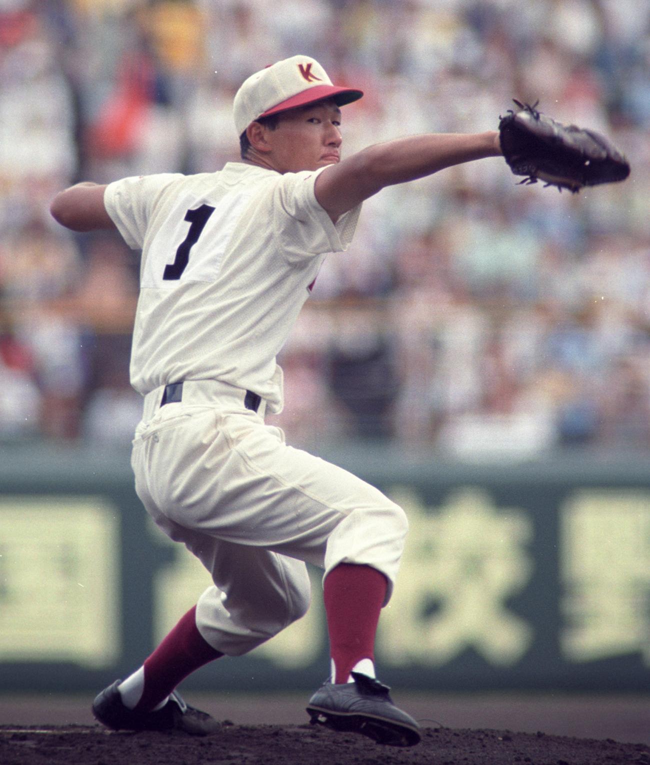 93年夏の甲子園決勝の育英戦で力投する春日部共栄・土肥義弘