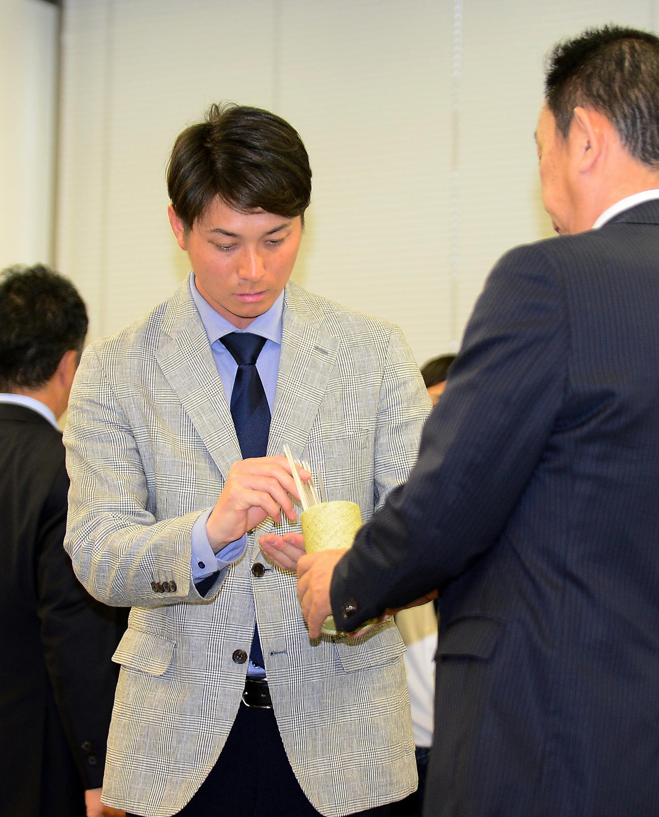 16日、組み合わせ抽選に臨む磐田東・赤堀新監督