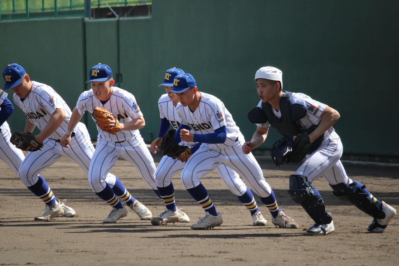 春季群馬大会初戦に臨む高崎健康福祉大高崎ナイン。金井俐樹捕手（右）が主将を務める（撮影・金子真仁）
