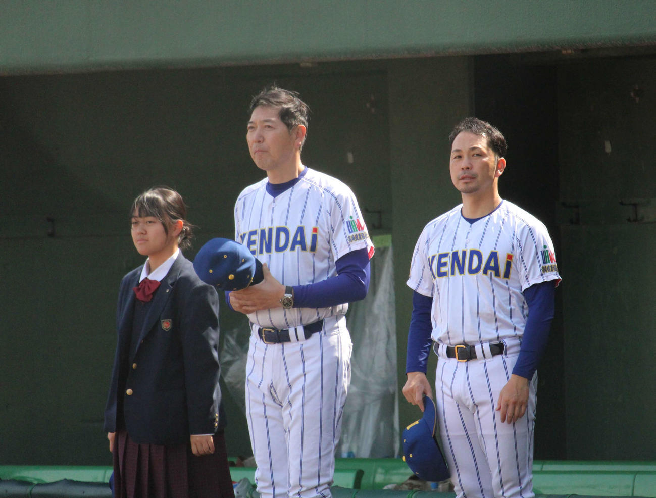 春季群馬大会初戦に臨む高崎健康福祉大高崎・青柳博文監督（写真中央）