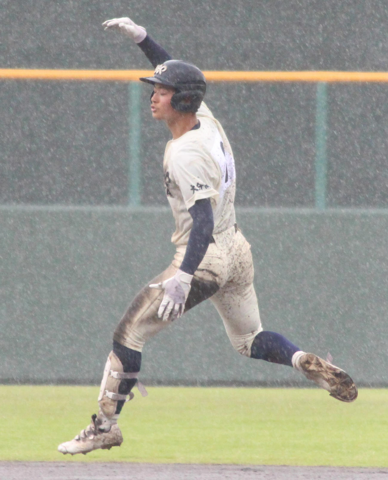 北陵対大分　11回裏大分2死一、三塁、右越えサヨナラ打を放ち、ジャンプして喜ぶ4番・川谷諒暉（撮影・菊川光一）