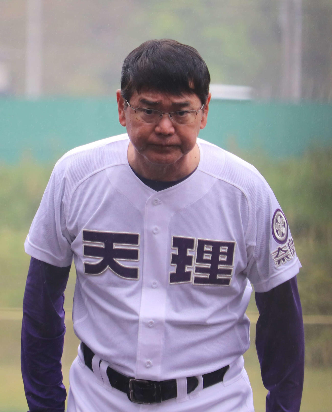 試合終了の整列後に礼をする天理に1月就任した藤原忠理新監督（58）