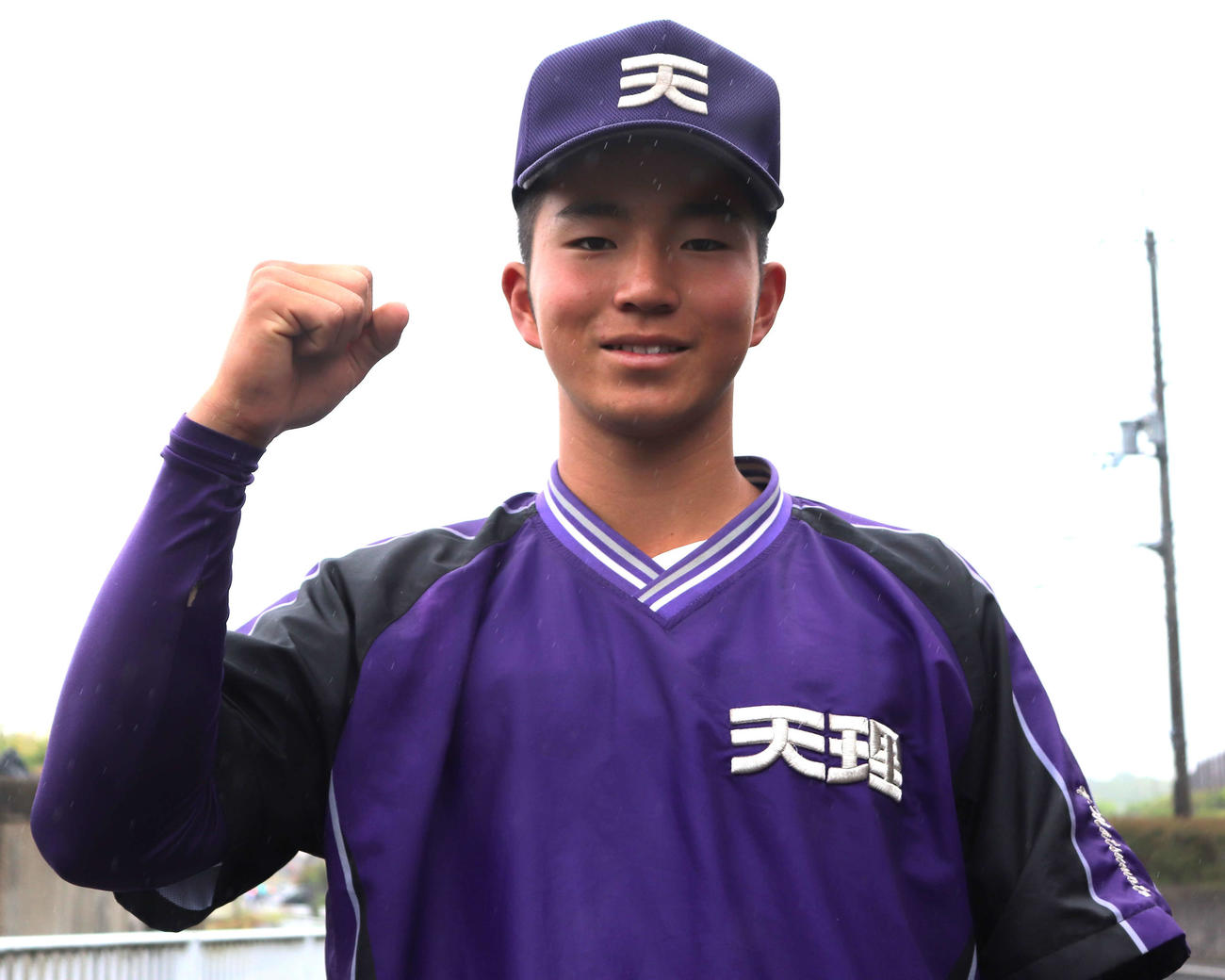 試合後、雨の中天理の主将で4番の松本大和がガッツポーズ