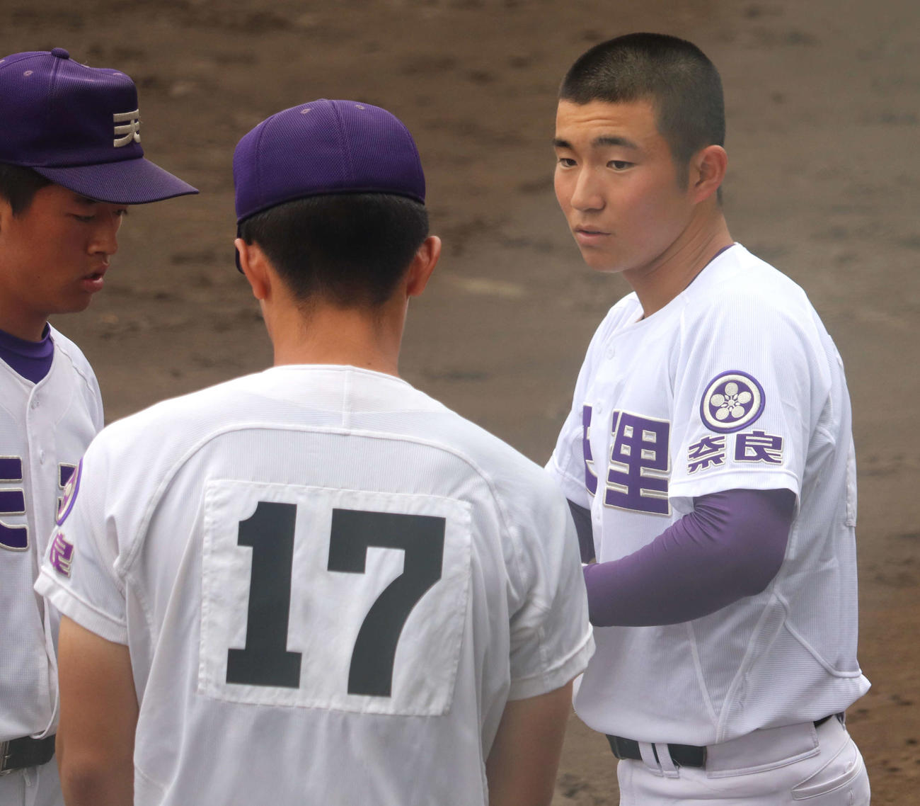 天理の主将で4番の松本大和内野手（3年、写真右）