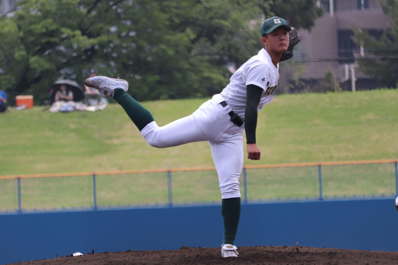 木更津総合打線を延長10回、4安打1失点に抑え完投勝利の専大松戸のエース・梅沢（撮影・保坂淑子）