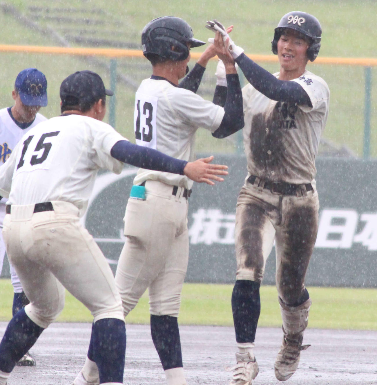 北陵対大分　11回裏大分2死一、三塁、サヨナラ打を放った川谷（右）を出迎えて喜ぶ大分ナイン（撮影・菊川光一）