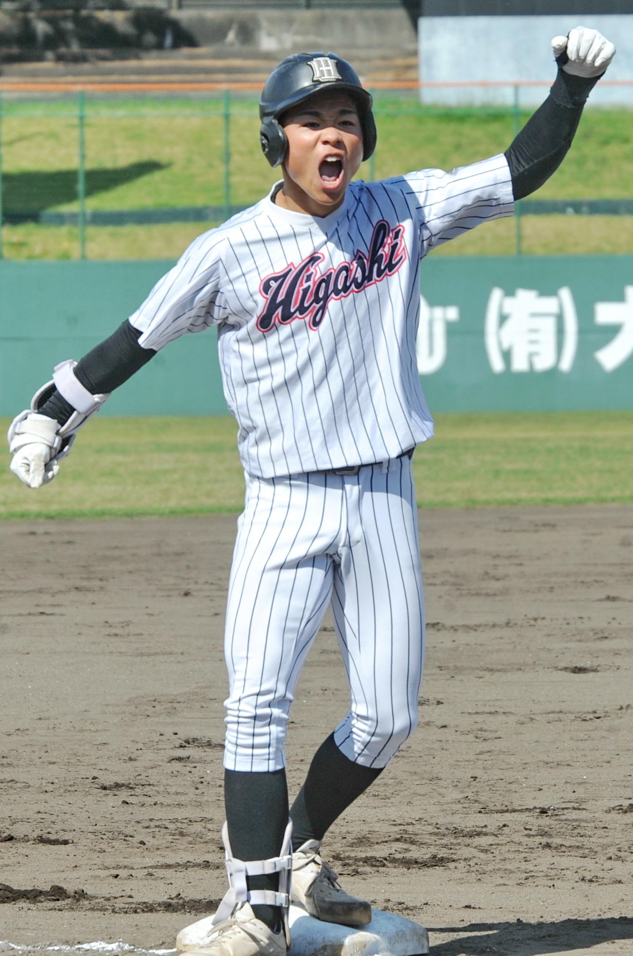 初回に先制2点適時三塁打を放ちガッツポーズする磐田東・吉沢