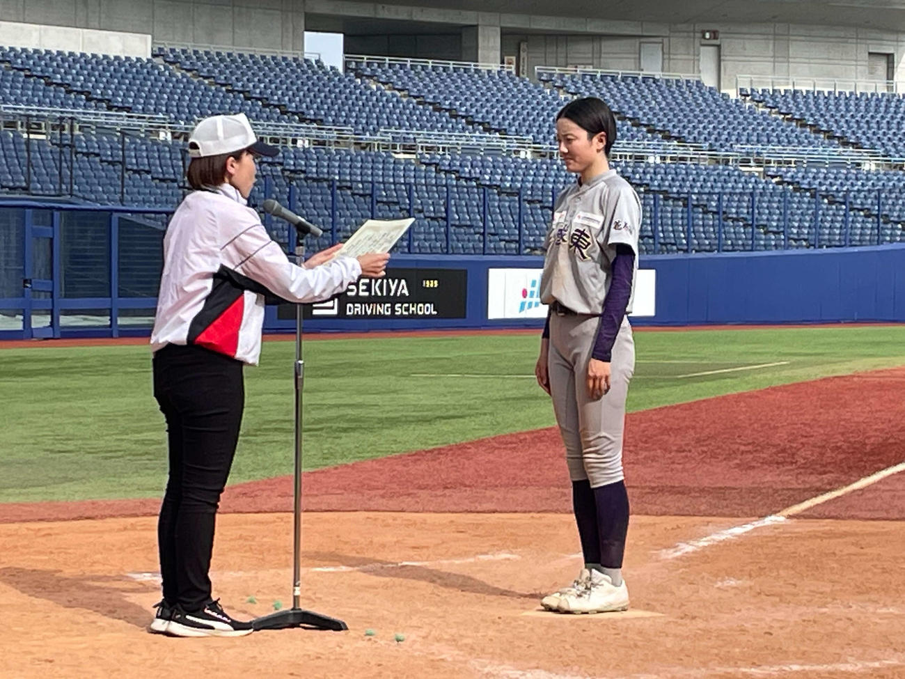 第7回女子硬式野球新潟大会で優勝し、表彰式で賞状を受け取る花巻東・主将の佐々木（チーム提供）