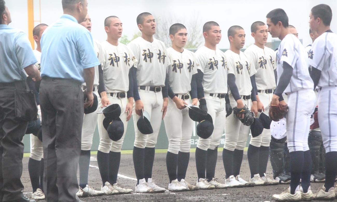 大牟田対神村学園　継続試合を7回コールドで制し、整列する神村学園ナイン（撮影・菊川光一）