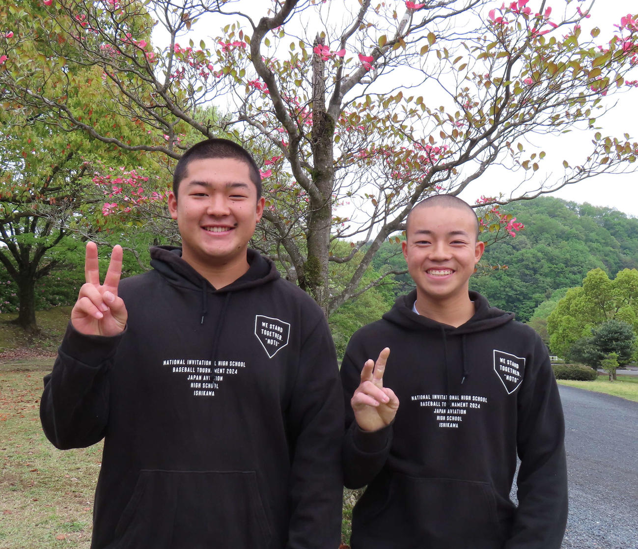 新たな拠点先となった明星大・青梅キャンパスの敷地内で笑顔を見せる日本航空石川・藤本（左）と田中丈（撮影・佐瀬百合子）