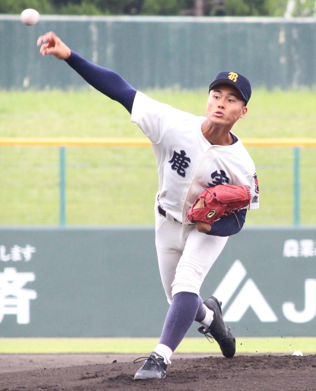 東明館対鹿児島実　2失点完投で勝利に導いた鹿児島実エース井上剣也投手（撮影・菊川光一）