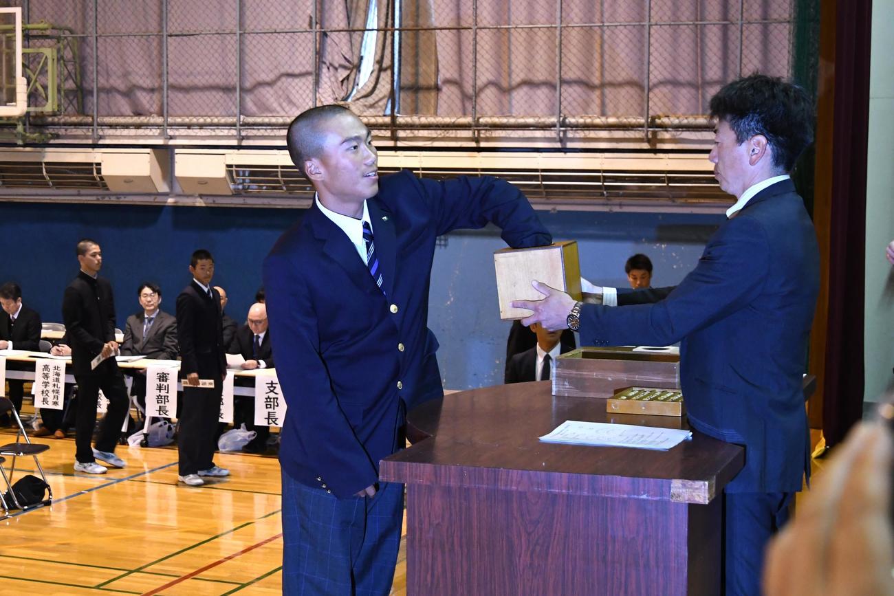 組み合わせ抽選に出席した北海の金沢主将（撮影・石井翔太）