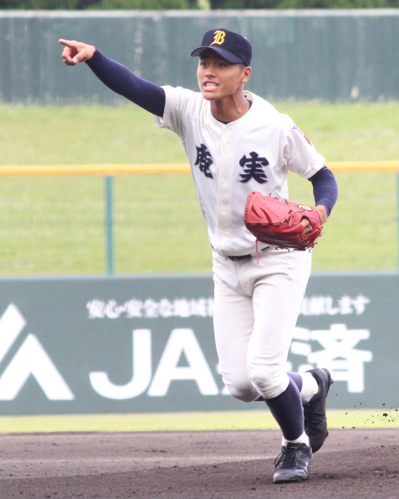 東明館対鹿児島実　1回表東明館無死、捕飛に指さす鹿児島実エース井上（撮影・菊川光一）