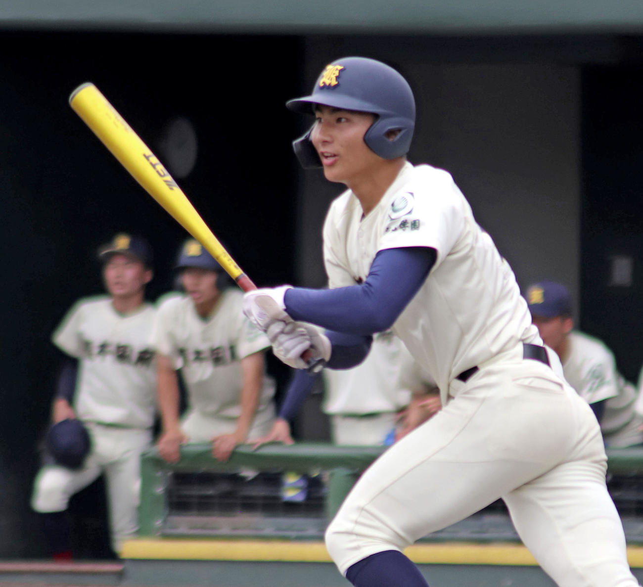 長崎日大との1回戦のタイブレーク11回、サヨナラ打を放つ熊本国府・植田（共同）