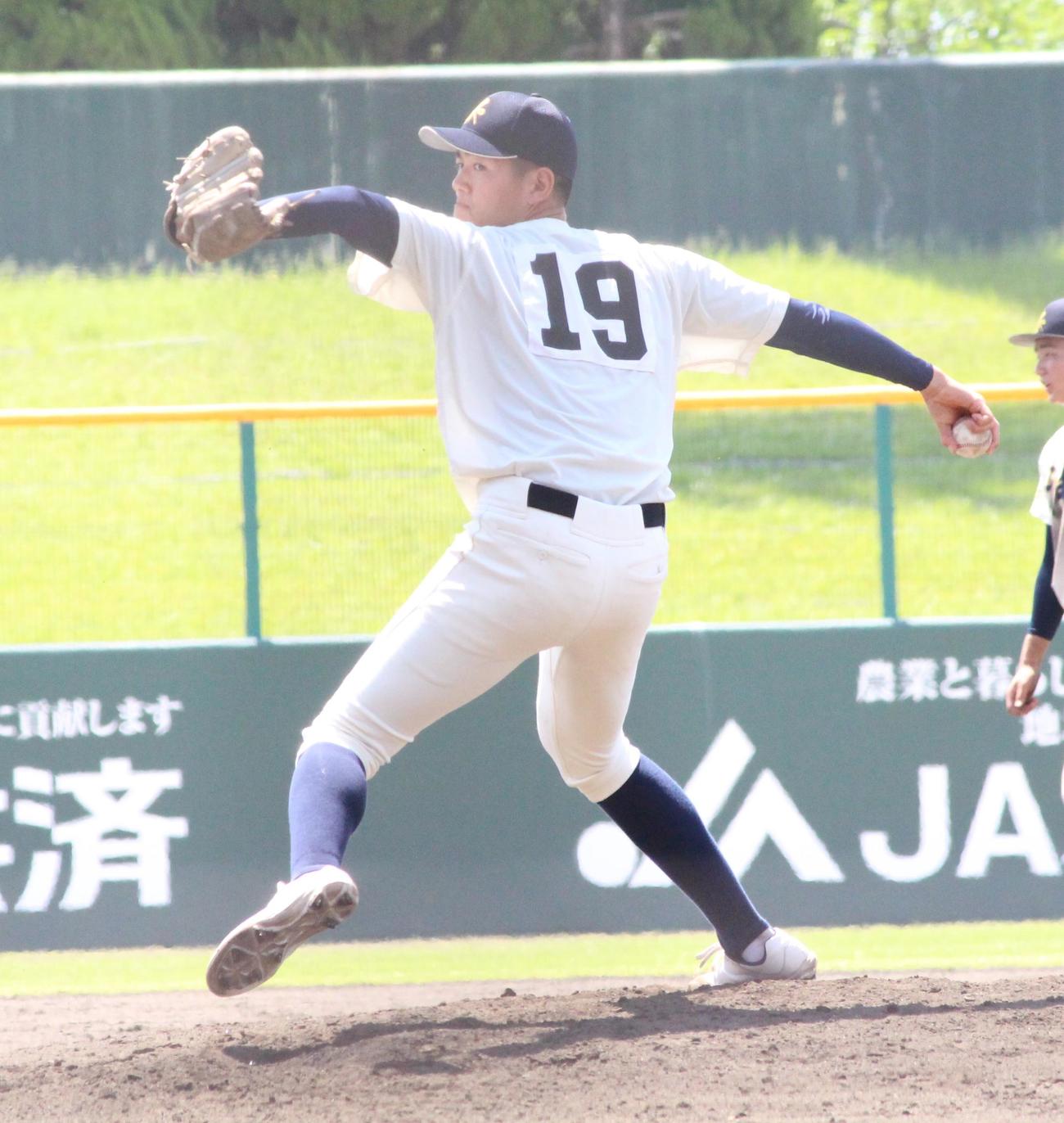 大分対神村学園　3番手で力投する神村学園・高木竜之介投手（撮影・菊川光一）