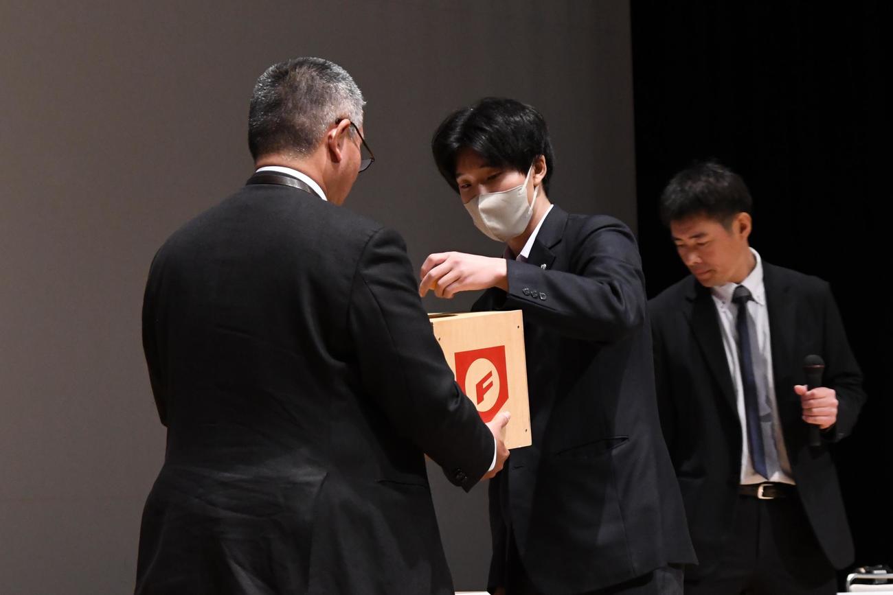 組み合わせ抽選でくじを引くえりもの斉藤主将（撮影・石井翔太）