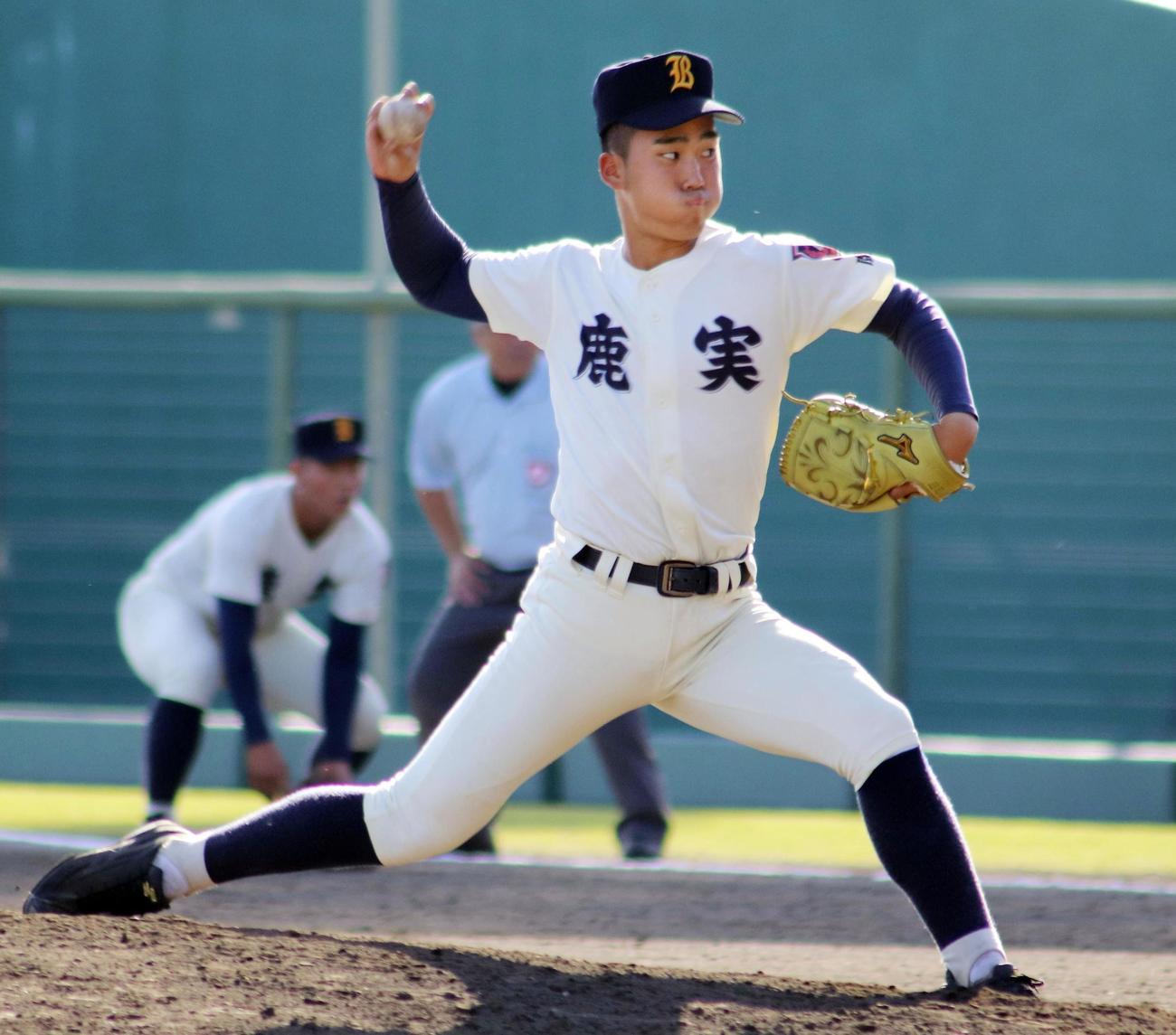 準々決勝の熊本国府戦に先発し、九回途中無失点と好投した鹿児島実・長田（共同）