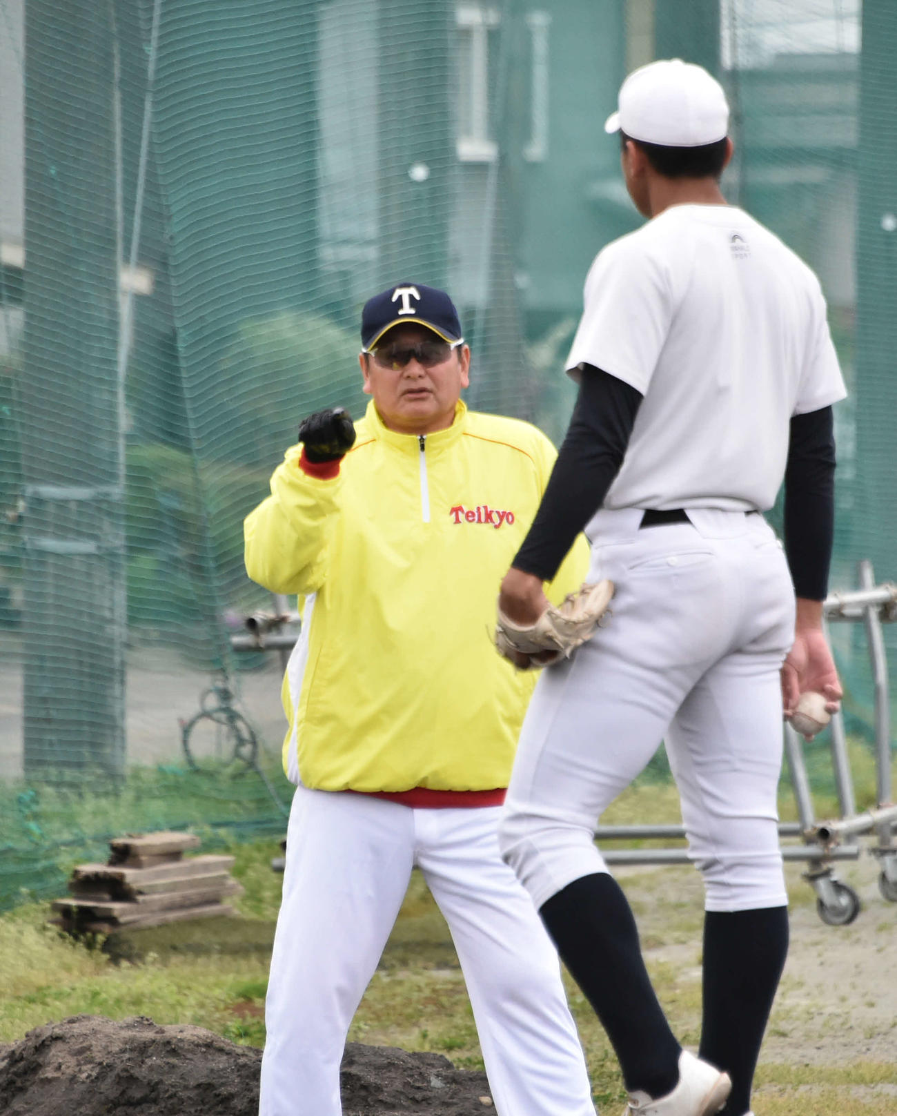 茨木（右）にアドバイスをする芝草監督