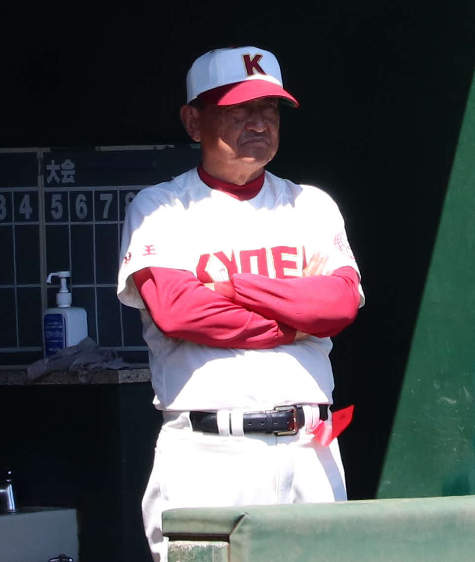 川口工対春日部共栄　ベンチから戦況を見つめる春日部共栄・本多監督（撮影・佐瀬百合子）