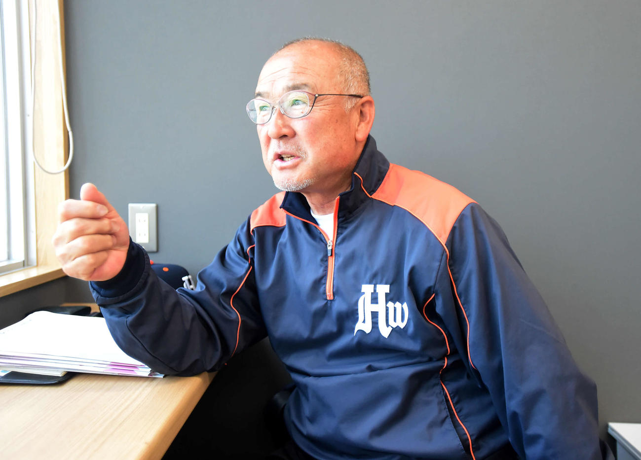 新基準バットについて力説する新潟医療福祉大・佐藤総監督