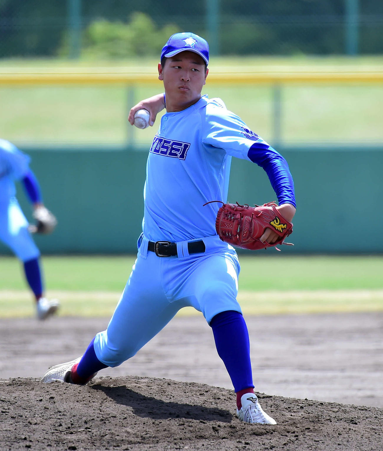 村上桜ケ丘戦で力投する加茂暁星先発の真保