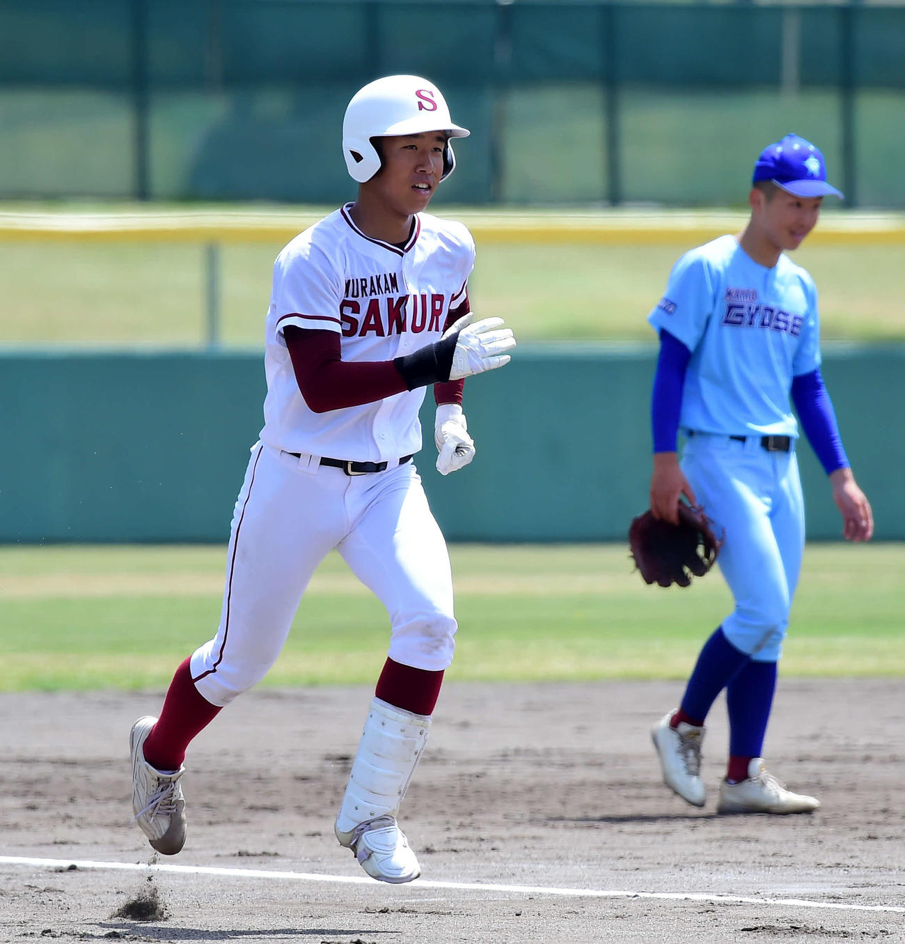 加茂暁星戦の3回、新基準バットで大会第1号本塁打を放った村上桜ケ丘・赤沢