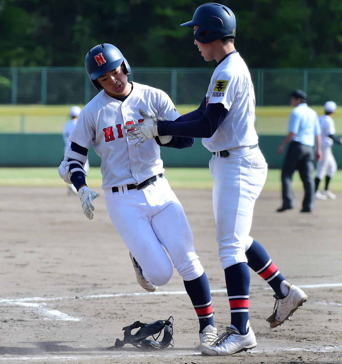 新潟東戦の6回、2点ランニング本塁打で生還する新潟西・阪口（左）