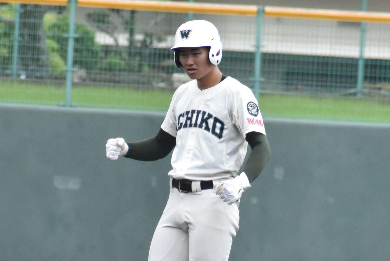 田辺との準々決勝で延長10回1死満塁から走者一掃の3点適時二塁打を放った市和歌山・村上（撮影・古財稜明）