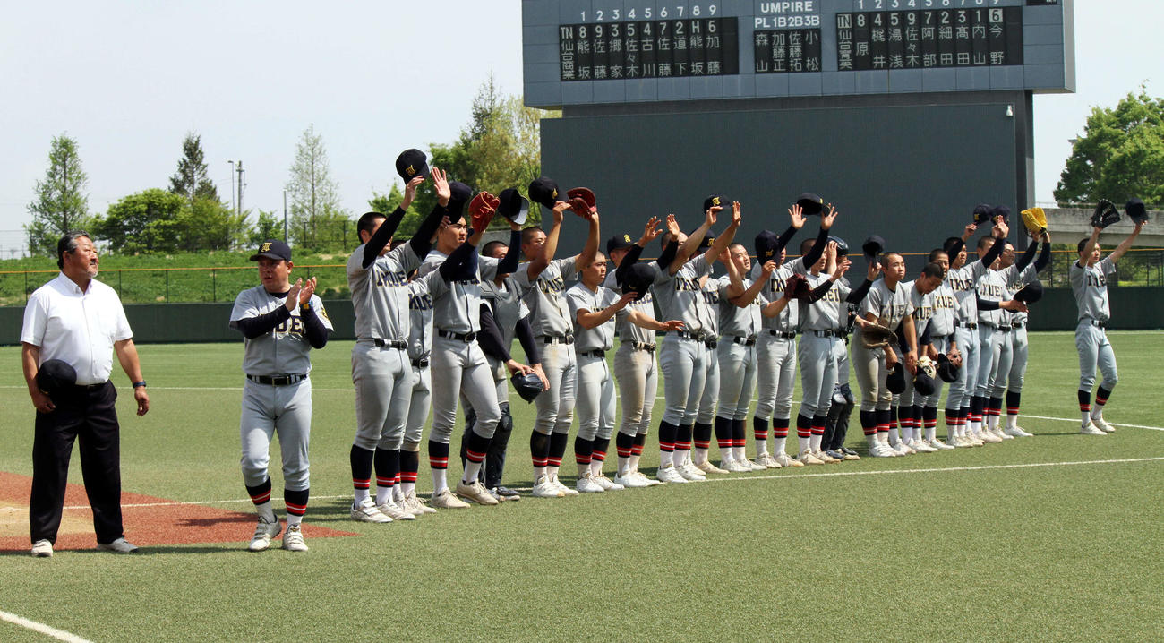 仙台育英対仙台商　勝利して応援団にあいさつする仙台育英ナイン（撮影・木村有優）