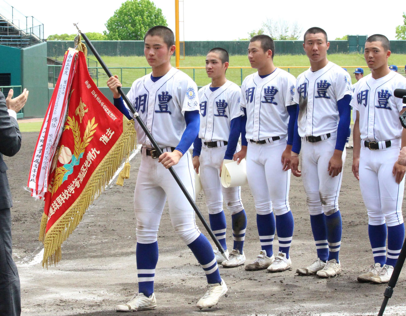 明豊対神村学園　9季ぶり3度目の優勝で優勝旗を手にする明豊ナイン（撮影・菊川光一）