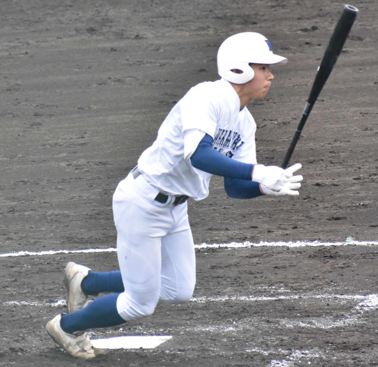 和歌山東対和歌山工　3回表和歌山東無死一、二塁、和歌山東・谷村は右前適時打を放つ（撮影・古財稜明）