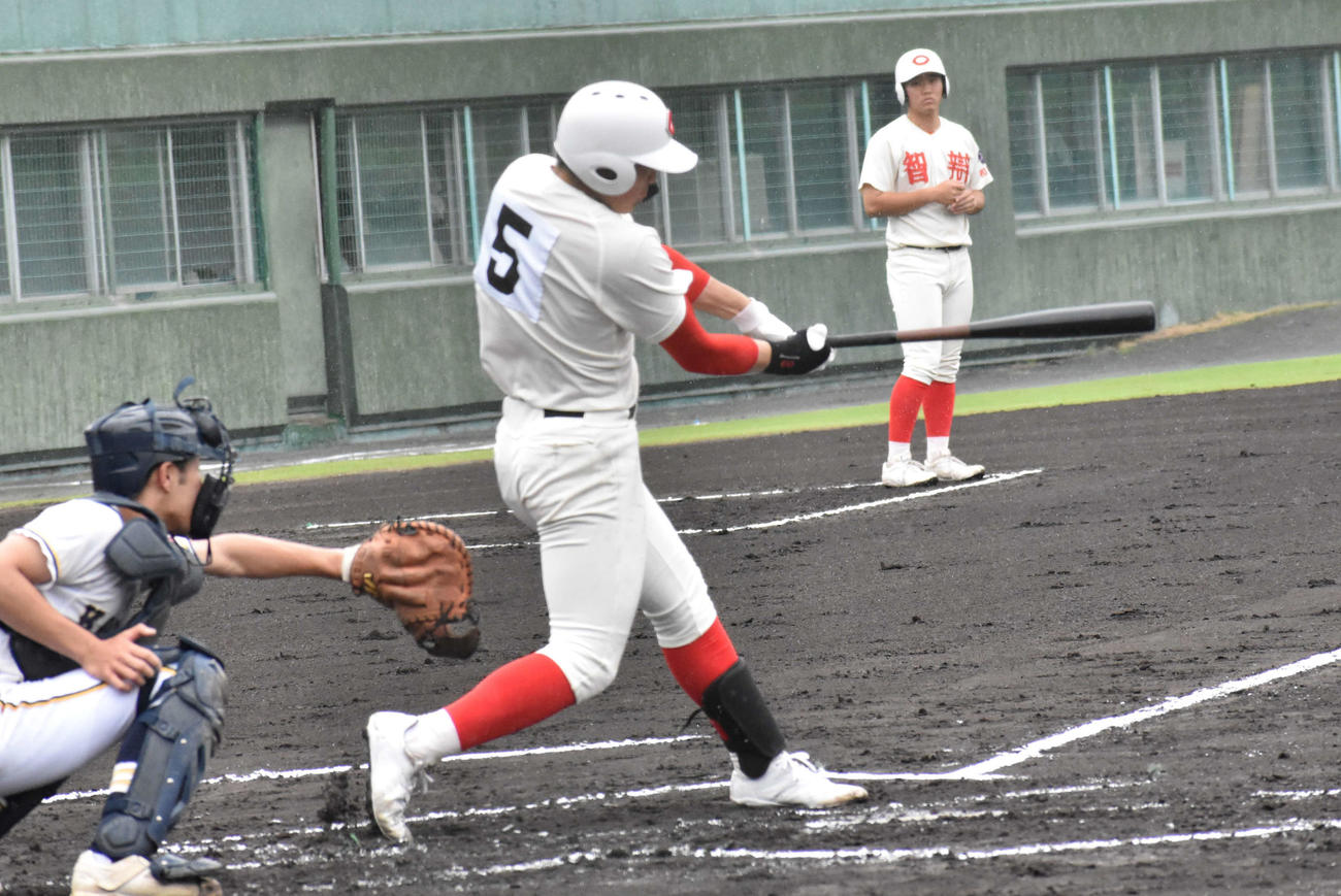 粉河戦で智弁和歌山・花田は木製バットを使い、2安打1打点をマークした（撮影・古財稜明）