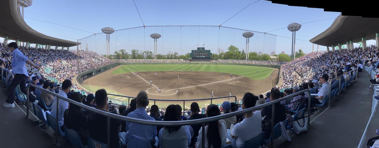 多くの観客が集まった横浜－慶応戦