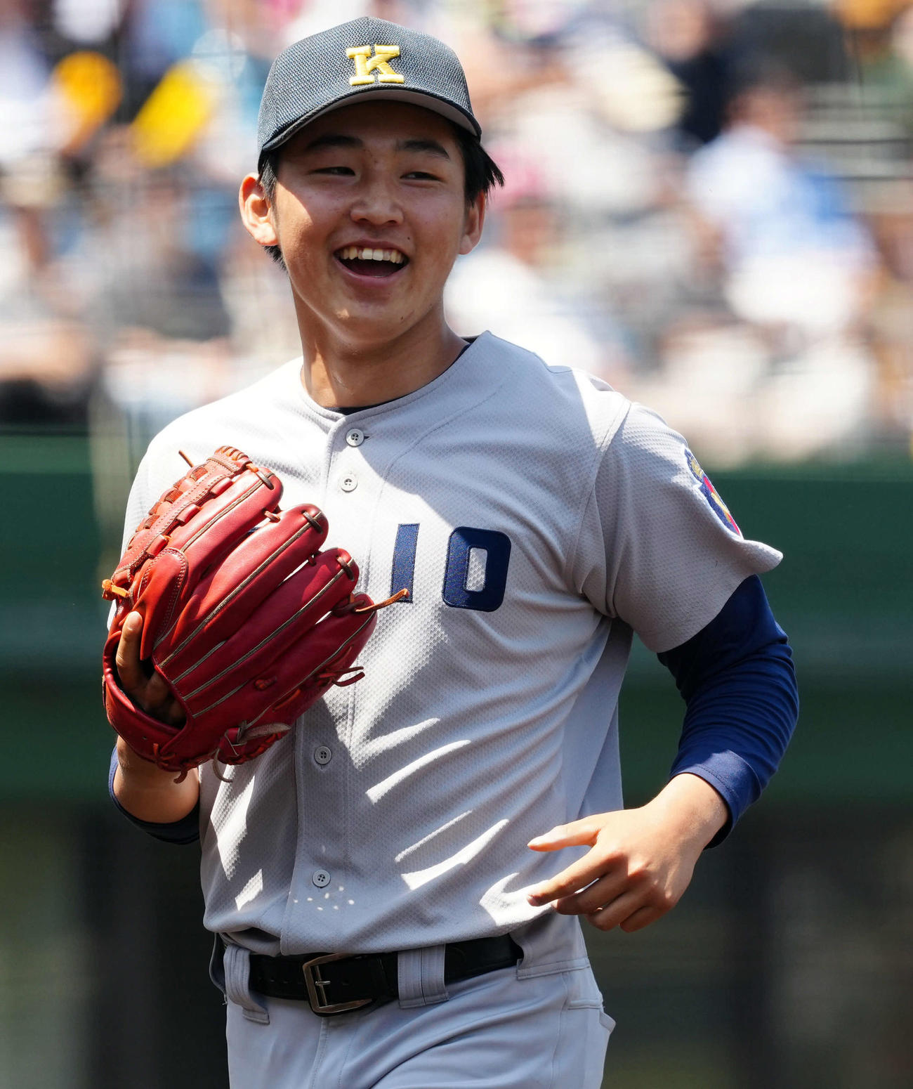 横浜対慶応　7回表、味方の好守備に笑顔を見せる慶応・鷹尾（撮影・たえ見朱実）