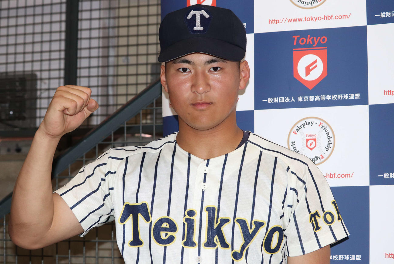 東海大菅生対帝京　9回無死一、二塁からサヨナラ3ランを放った帝京・富浜（撮影・佐瀬百合子）