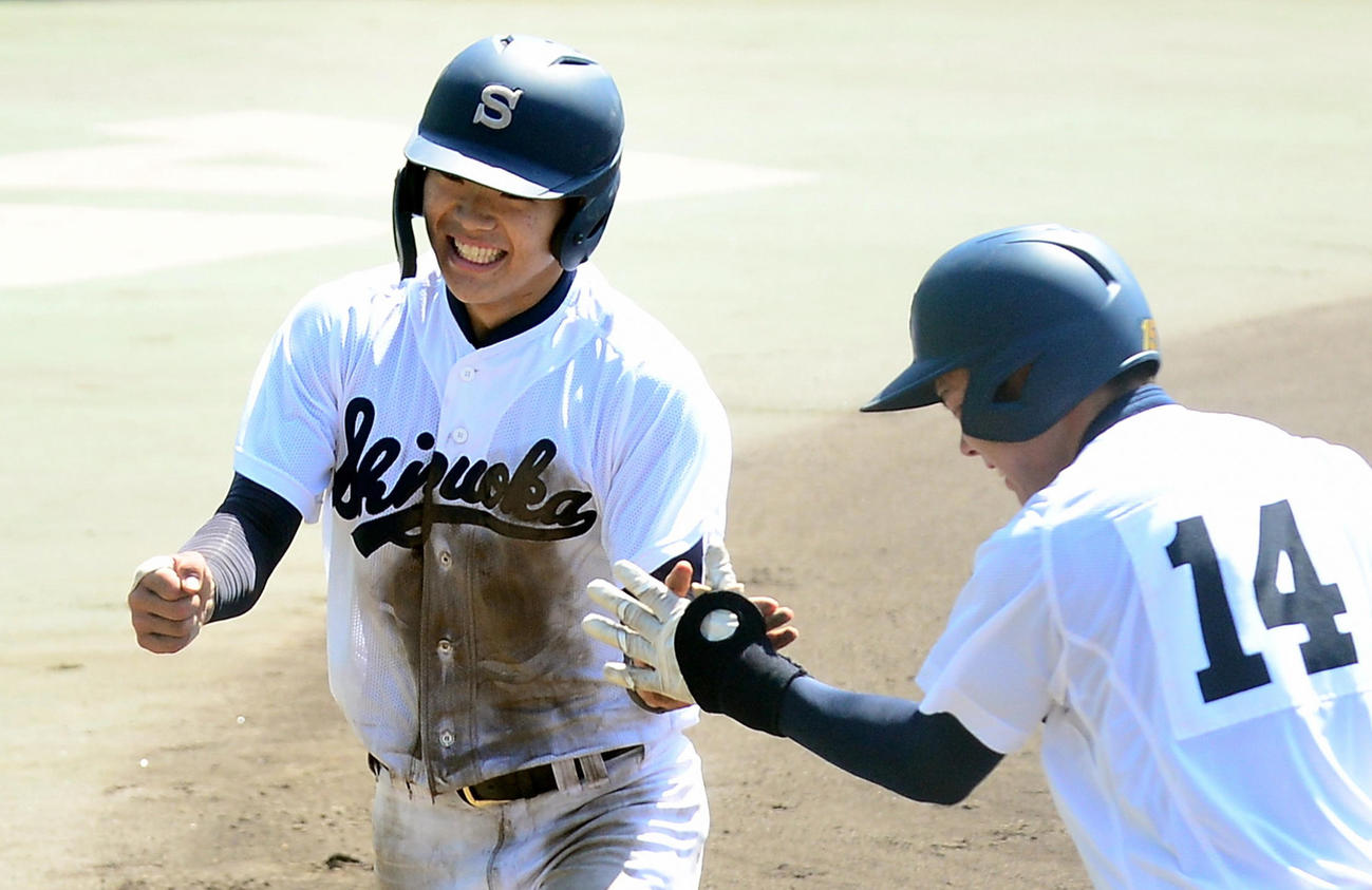 日大三島対静岡　4回、スクイズで生還し笑顔の静岡・松下球（撮影・前田和哉）